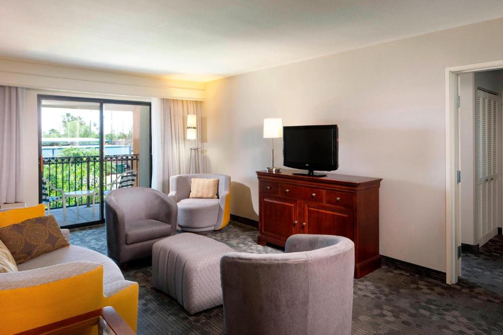 One-Bedroom King Suite with Courtyard View interior